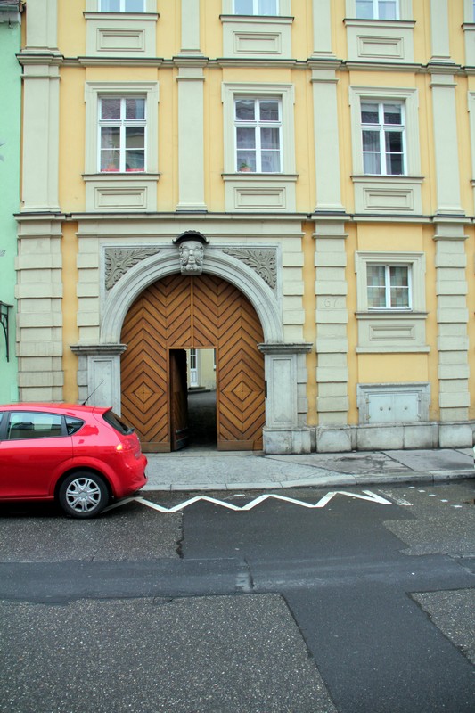 Eines der wenigen erhaltenen und sanierten alten Häuser in der Semmelstraße.