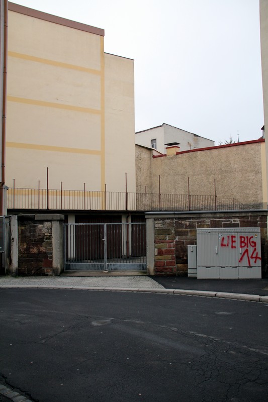 Ich habe in Würzburg selten so eine triste Wand wie diese in der Kartause gesehen. Wobei: es kommt noch schlimmer...