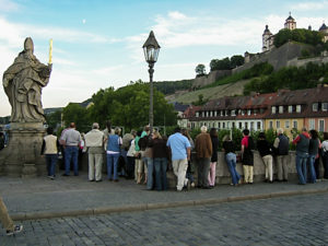 St. Kilian auf der Alten Mainbrücke. Die vielen schaulustigen beobachten übrigens gerade eine Schiffsausfahrt aus der Schleuse Würzburg.