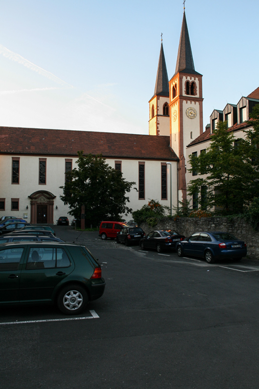 Die Klosterkirche Don Bosco wird auch "Schottenkirche" genannt, da sie von schottischen Mönchen gebaut wurde, am "Schottenanger" steht und dem Apostel Jakobus geweiht war.