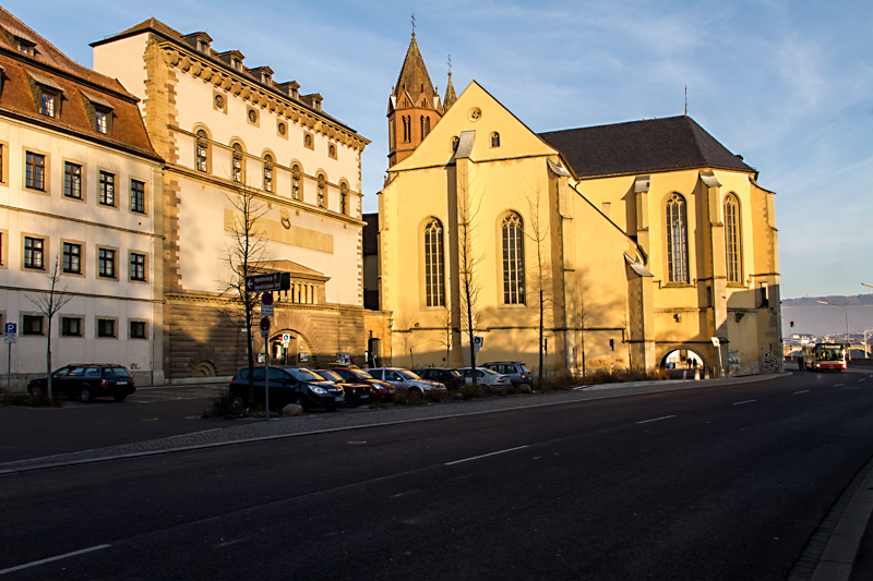 St. Burkard - auch "Burkarder Kirche" genannt, ist die älteste Kirche Würzburgs. Die Jugendherberge Würzburg (links) und das Jugendkulturhaus "Cairo" (Mitte) im ehemaligen Frauengefängnis (von 1857 - 69) im sogenannten "Ägyptischen Bau".