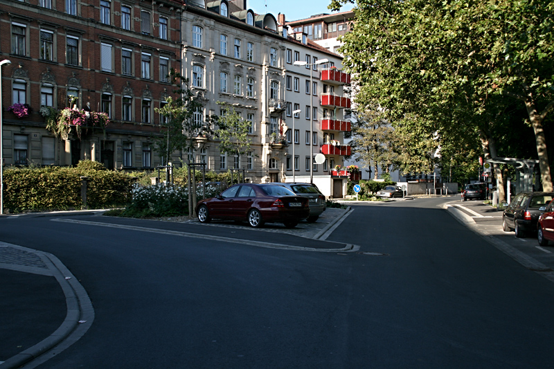 Saniertes Straßendreieck an der Bismarckstraße.