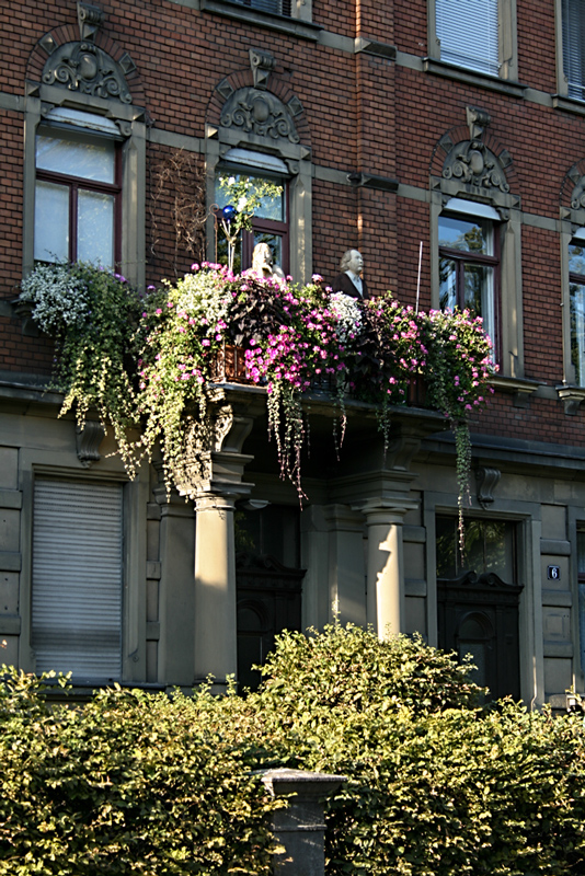 Figuren auf dem Balkon in der Bismarckstraße.