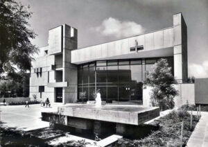 Die 1971 gerade im Stil des "Brutalismus" fertiggestellte Pfarrkirche St. Albert im Stadtteil Lindleinsmühle. (Foto: Archiv Willi Dürrnagel)