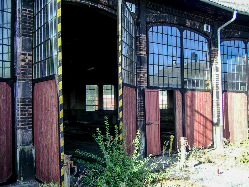 Lokschuppen "Haus 1" - Büsche bewachsen die Einfahrt. Das Bild entstand 2006. Inzwischen wurde hier aufgeräumt.