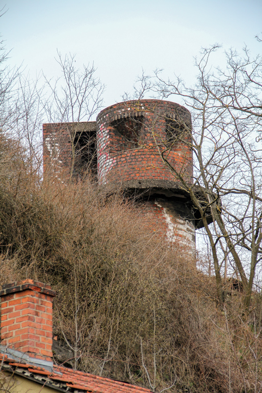 Oberhalb des Bahnbetriebswerks befindet sich direkt am Stadtring gelegen, diese alte Bunkeranlage aus dem Zweiten Weltkrieg. Wahrscheinlich diente das Gebäude zur Luftabwehr bei feindlichen Fliegerangriffen.