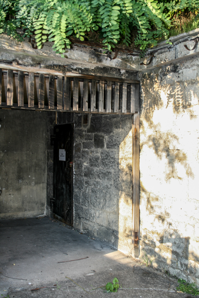 Eingangsbereich zur alten Bunkeranlage - heute genutzt als Lagerraum.