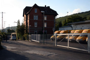 Das ehemalige "Haus Damour" in der Ständerbühlstraße 14. Auf dem Grundstück nebenan hatte sich eine Zeit lang DHL mit einem Fuhrpark angesiedelt. Im Vordergrund auf der Straße erkennt man noch die ehemaligen Schienen die direkt zum Gaswerk führten.