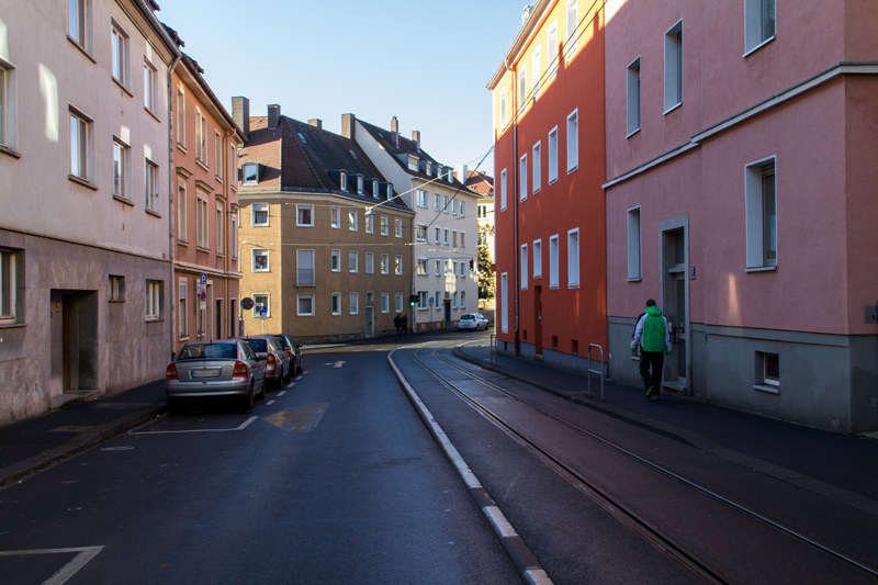 An machen Stellen im Straßenbild von Grombühl wird es richtig eng für Straßenbahn und Autos.