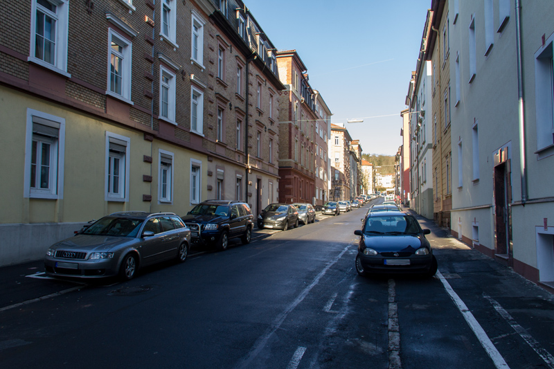 Genau diese Art Häuser aus den Anfangstagen des vorherigen Jahrhunderts sind es, die Grombühl - wie hier in der Ernst-Reuter-Straße - sein unverwechselbares Gesicht geben.
