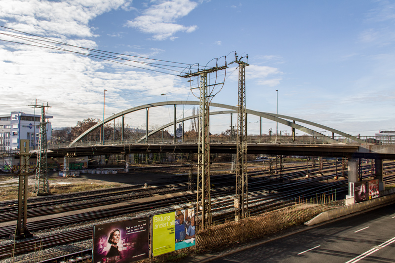 Die "Grombühlbrücke" wurde in fester Eisenkonstruktion 1879/80 erbaut und war das erste Projekt des damals neu entstandenen Produktionszweigs Brückenbau der Firma Noell.
