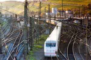 Blick von der Grombühlbrücke auf den Hauptbahnhof in Würzburg