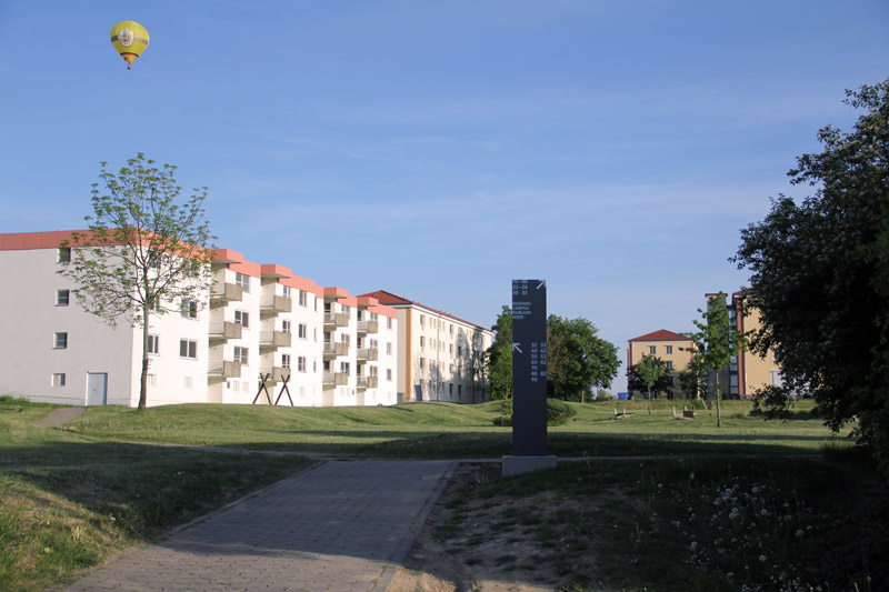 Blick auf die ehemaligen Wohnblöcke der amerikanischen Soldaten. Heute befinden sich hier Wohnungen für Studenten und Lehreinrichtungen der Universität.