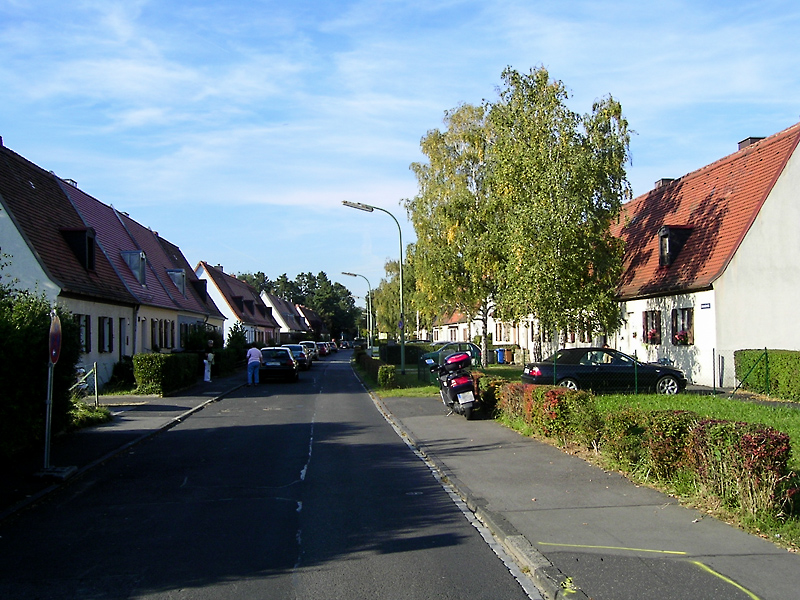 Blick in die Siedlung in der Kettlerstraße. Rechts und links die von Hubert Groß errichteten Häuser.
