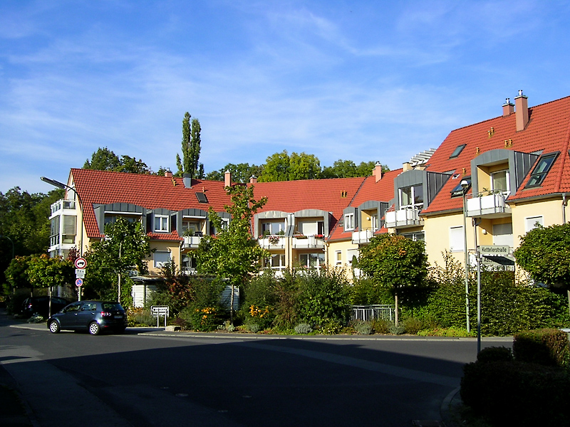 Ein moderner Neubau aus dem Jahr 1998 ersetzte die Ende der 1990er Jahre abgerissenen Vierer-Reihenhäuser der Kettelerstraße 1/3/5/7.