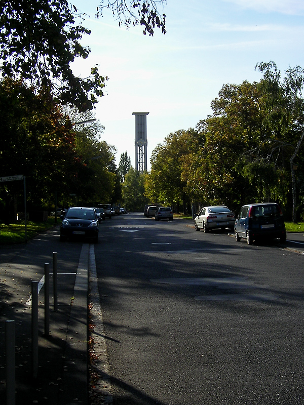 Blick durch die Cronthalstraße zum Glockenturm der katholischen Kirche St. Alfons.