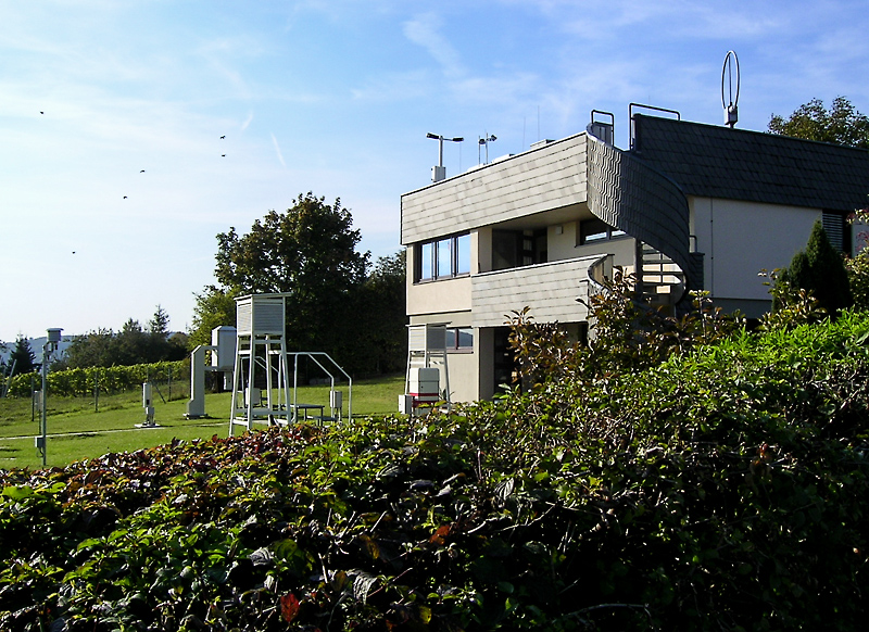 Wetterstation des Deutschen Wetterdienstes am Ende der Matthias-Ehrenfried-Straße.