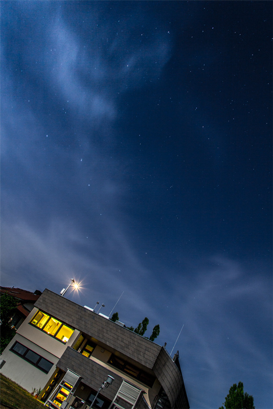 Blick in den nächtlichen Sternenhimmel bei Vollmond über der Wetterwarte am Ende der Matthias-Ehrenfried-Straße.