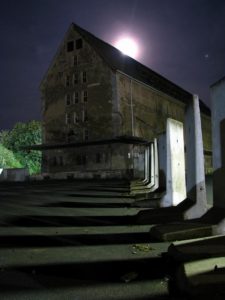 Alte Lagerhäuser in der Friedrich-Koenig-Straße bei Vollmond.