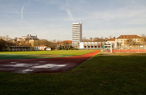 Sanderrasen mit Studentenhaus