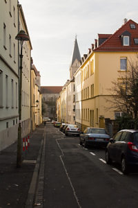 Die Traubengasse mit ihren alten und mit Gas betriebenen Straßenlaternen. Die Laternen wurden zwischenzeitlich leider durch modere Lichtspender ersetzt.