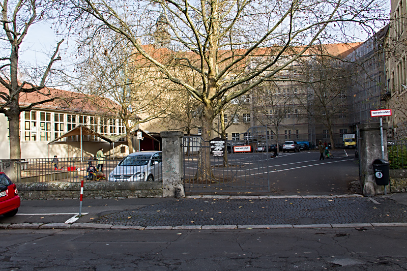 Blick auf den Schulhof der Schiller-Schule.