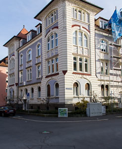 Das Gebäude in der Egloffsteinstraße wurde um das Jahr 1900 im Jugendstil errichtet. Bei der Fotoaufnahme wurde es gerade saniert.