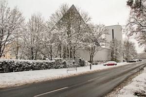Die katholische Kirche St. Andreas im Stil des "Brutalismus".