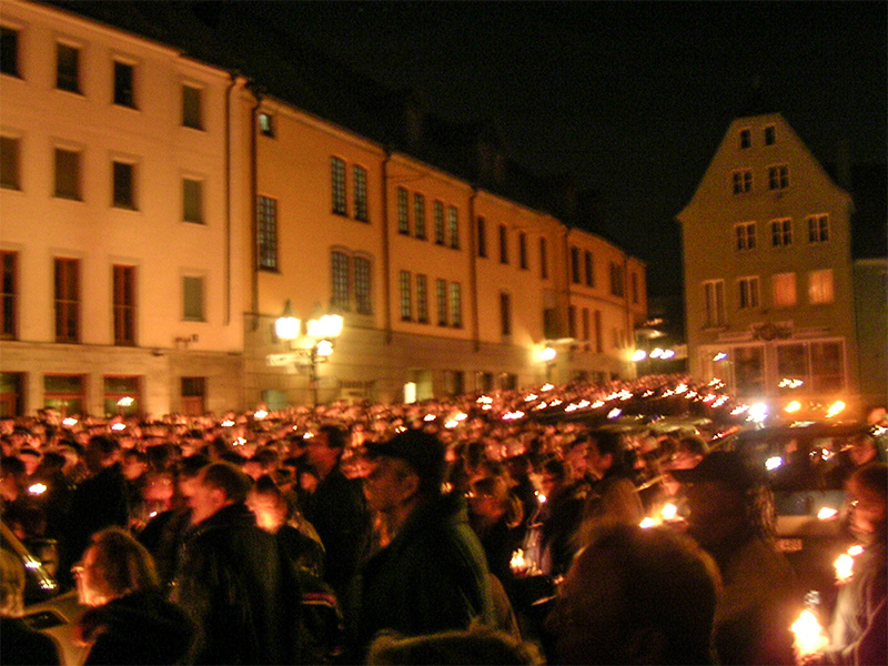 Wahre Menschenmassen waren an diesem Abend bei dem Ereignis rund um Domstraße und dem Vierröhrenbrunnen um in stiller Trauer Anteil zu nehmen.