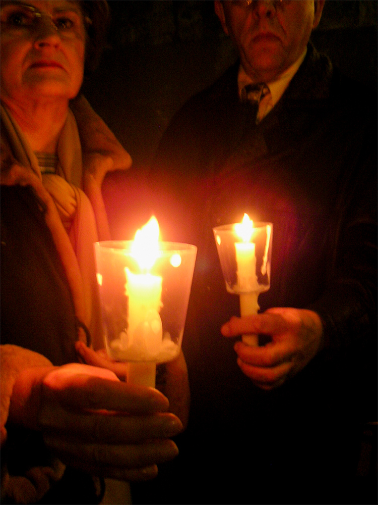 Viele trugen Kerzen als Zeichen der Anteilnahme