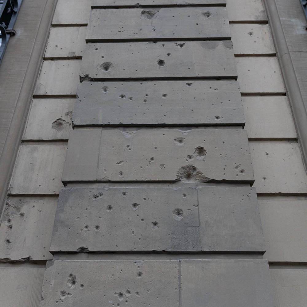 Das Juliusspital an der Juliuspromenade. Teile der Gebäudefront enthalten auch heute noch diverse Schäden von Sprengbomben oder Schusswechseln.