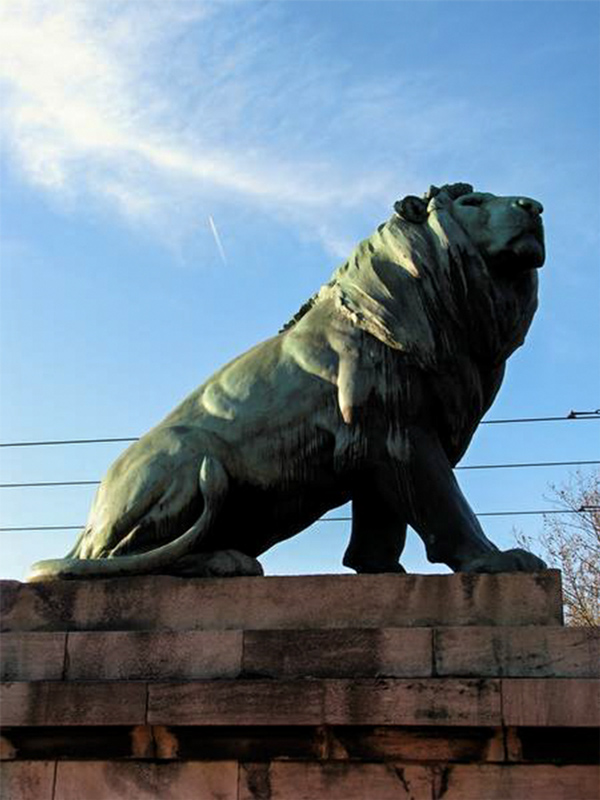 Einer der vier stolzen Löwen auf der "Ludwigsbrücke" (Löwenbrücke).