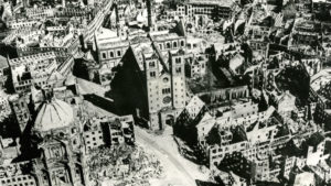 Blick auf den Würzburger Dom im Jahr 1945. (Foto: Stadtarchiv Würzburg)