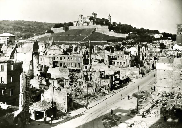 Blick über die zerstörte Domstraße zur Festung. (Foto: Stadtarchiv Würzburg)
