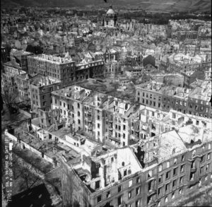 Luftaufnahme der Innenstadt des zerstörten Würzburgs im Herbst 1945, von Osten fotografiert. (Quelle: USAAF)