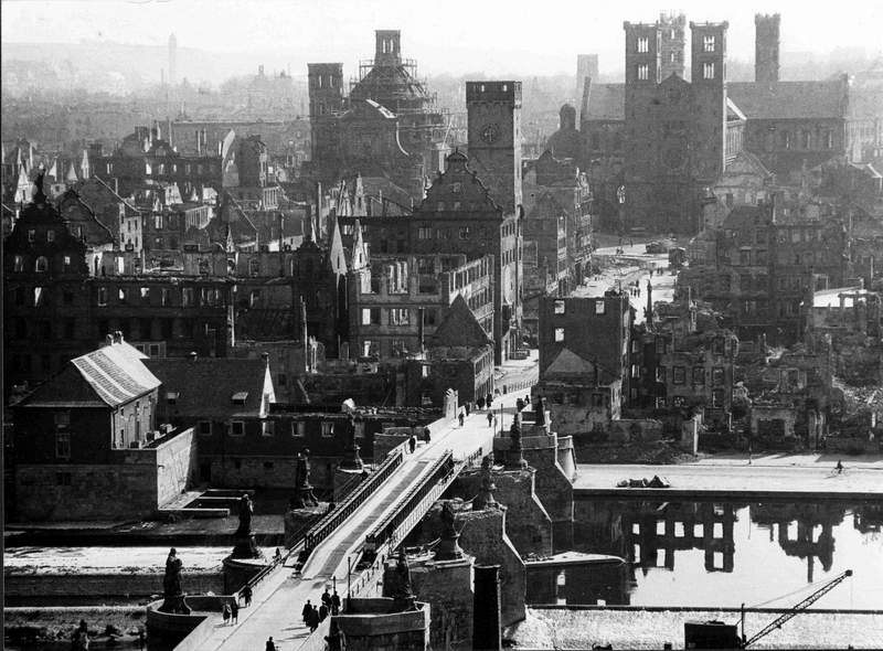 Die nach dem Bombenangriff vom 16. März zerstörte Würzburger Altstadt - Ansicht vom April 1945. Nach dem Einmarsch der US-Amerikaner wurde die zerstörte Alte Mainbrücke mit einer so genannten "Bailey Bridge" (= Behelfsbrücke) passierbar gemacht.