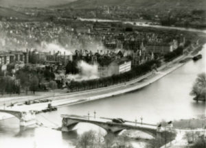 Löwenbrücke und Heidingsfelder Brücke – im Hintergrund - sind gesprengt, amerikanische Artillerie und Panzer beschießen vom Nikolausberg aus die Sanderau. (Foto: Nationalarchiv Washington)