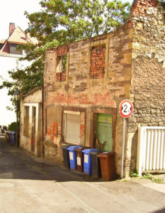 Diese ehemalige Ruine befand sich Jahre lang in der Zweiten Felsengasse und wurde erst 2007 abgerissen und durch einen Neubau ersetzt.