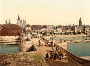 Historische Postkartenansicht der Alten Mainbrücke aus dem Jahr 1895.
