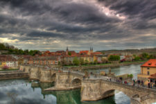 Die Alte Mainbrücke in Würzburg in einer dramatisch wirkenden HDR-Aufnahme.