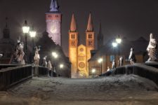 Die Alte Mainbrücke in Würzburg mit viel Schnee an Weihnachten 2010.