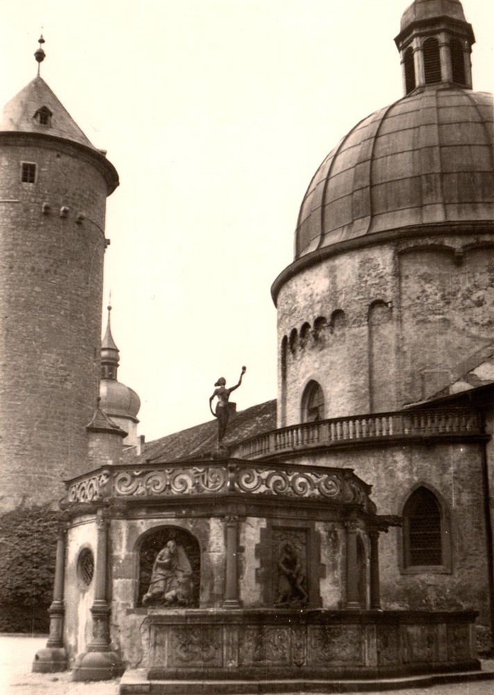 Brunnentempel auf der Festung Marienberg im Jahr 1956. (Quelle: "Nachlass von Jakob Ries (1897-1994), Darmstadt")