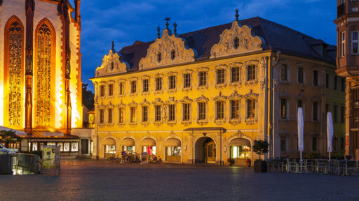 Das Falkenhaus am Würzburger Marktplatz mit Stadtbücherei und Tourist-Information.