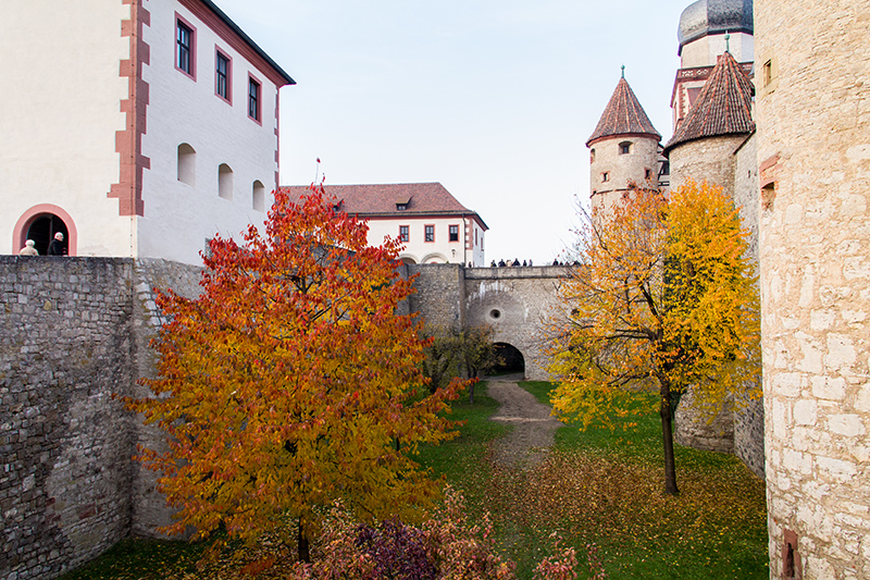 Blick in den zwölf Meter tiefen Halsgraben am Scherenbergtor und der Wolfskeelschen Ringmauer.