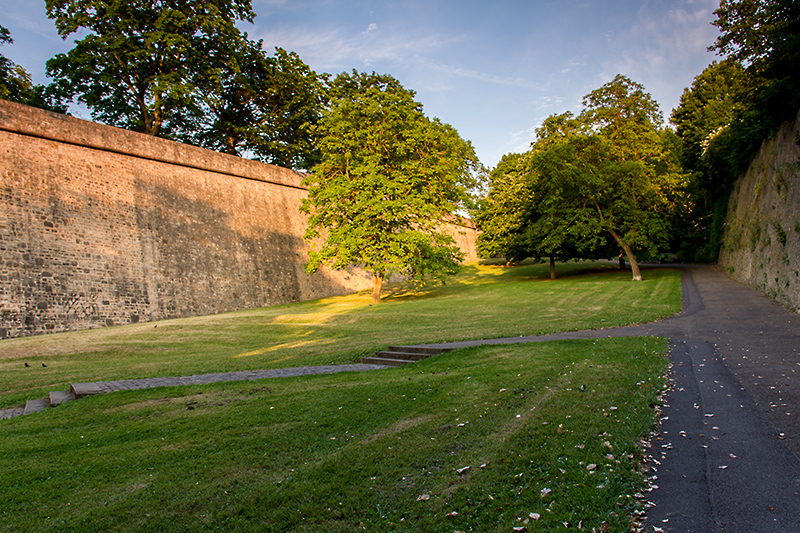 Besonders schön zu laufen ist der Fußweg zur Festung Marienberg durch das Gelände der ehemaligen Landesgartenschau.