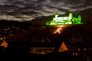Würzburg setzt ein Zeichen gegen die Todesstrafe und beleuchtet die Festung in der "Farbe der Hoffnung".