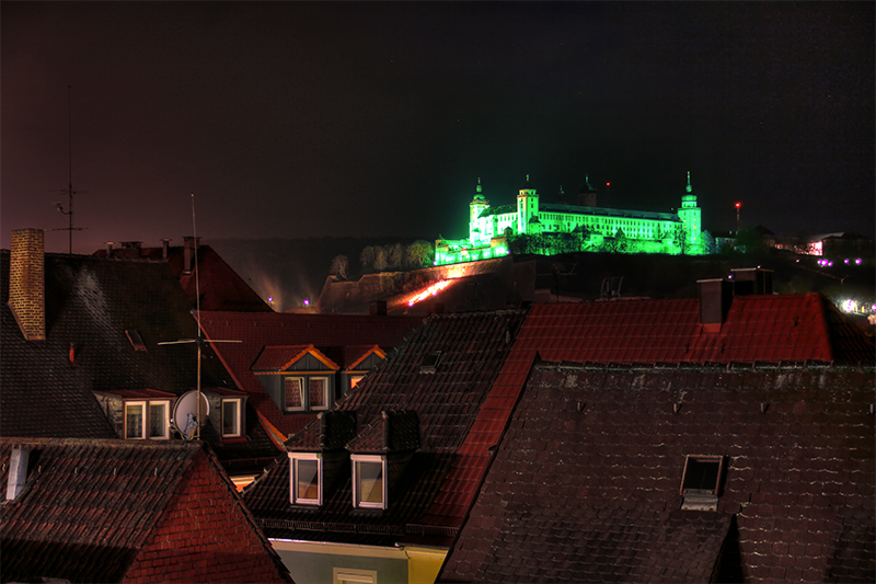Die Festung Marienberg in grün und mit einer Aids-Schleife auf dem Festungsberg bei der Aktion 2012.