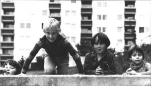 Spielende Kinder am Heuchelhof im Jahr 1982.