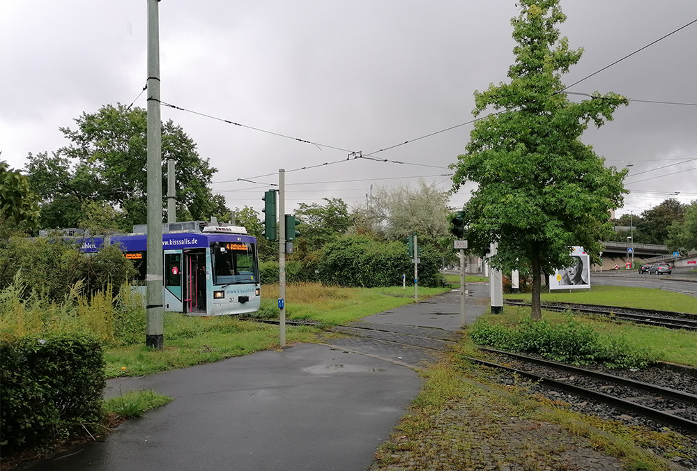 Straßenbahn wartet an der Wendeschleife am Dallenbergbad.