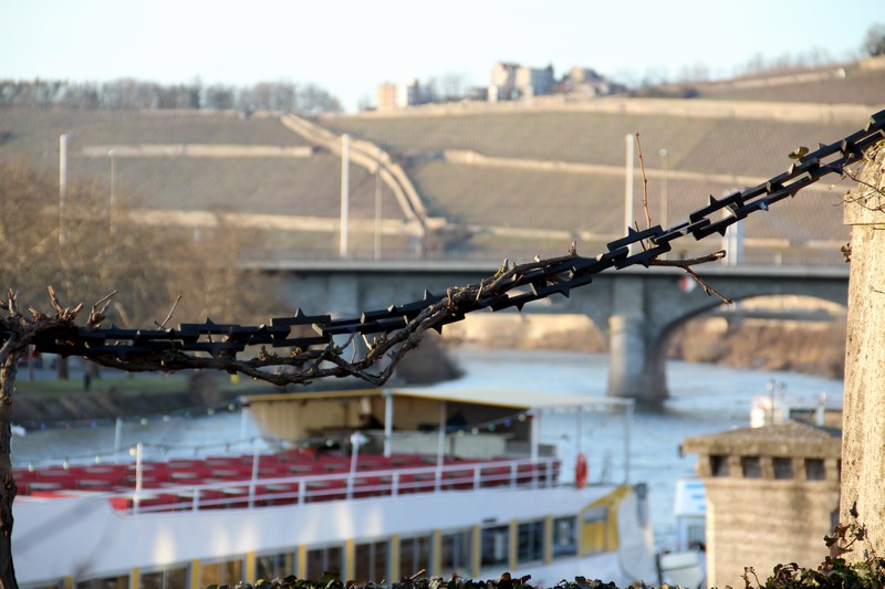 Blick über die schweren Stahlketten hinüber zu Friedensbrücke und Steinburg im Hintergrund.